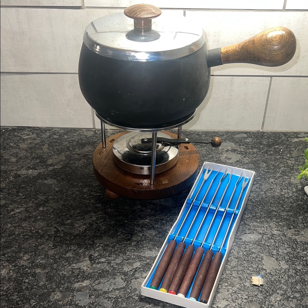 Wooden Handle Fondue Set with Black Pot